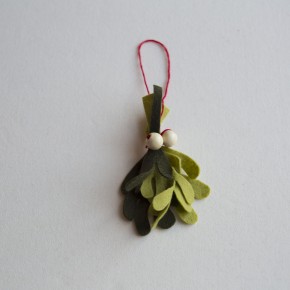 DIY Felt Mistletoe